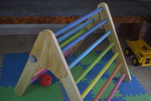 Cargar imagen en el visor de la galería, Triangulo de pikler juego montessori